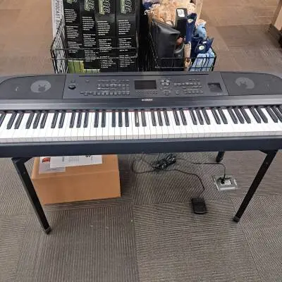 Yamaha - DGX670 B